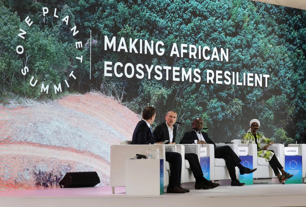 CEO Công ty sản xuất sữa chua lớn nhất thế giới Danone Emmanuel Faber (thứ 2, trái) tại Hội nghị thượng đỉnh "một hành tinh", tập trung vào vấn đề sinh thái và nền kinh tế xanh, tại Nairobi ngày 14/3/2019. (Ảnh: AFP/TTXVN)