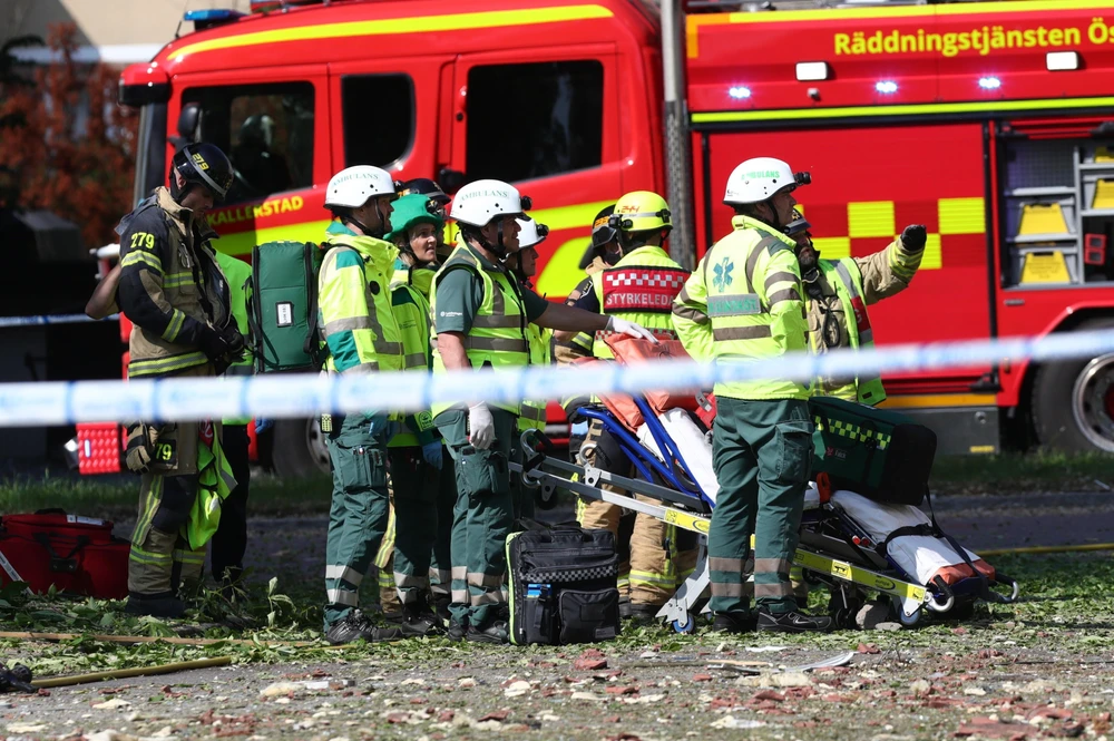 Nhân viên cứu hộ và cứu hỏa làm nhiệm tại hiện vụ nổ ở Linkoping, Thụy Điển ngày 7/6. (Ảnh: AFP/TTXVN)