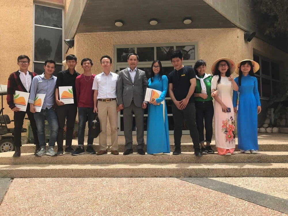 Đại sứ Đỗ Minh Hùng (giữa) chụp ảnh lưu niệm cùng các sinh viên tại trung tâm. (Ảnh: Nguyễn Việt Thắng/TTXVN)