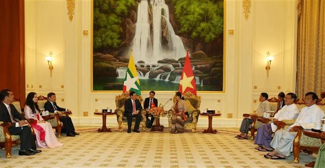 Phó Thủ tướng Chính phủ Vương Đình Huệ chào Cố vấn Nhà nước Myanmar Daw Aung San Suu Kyi. (Ảnh: Hữu Kiên/TTXVN)
