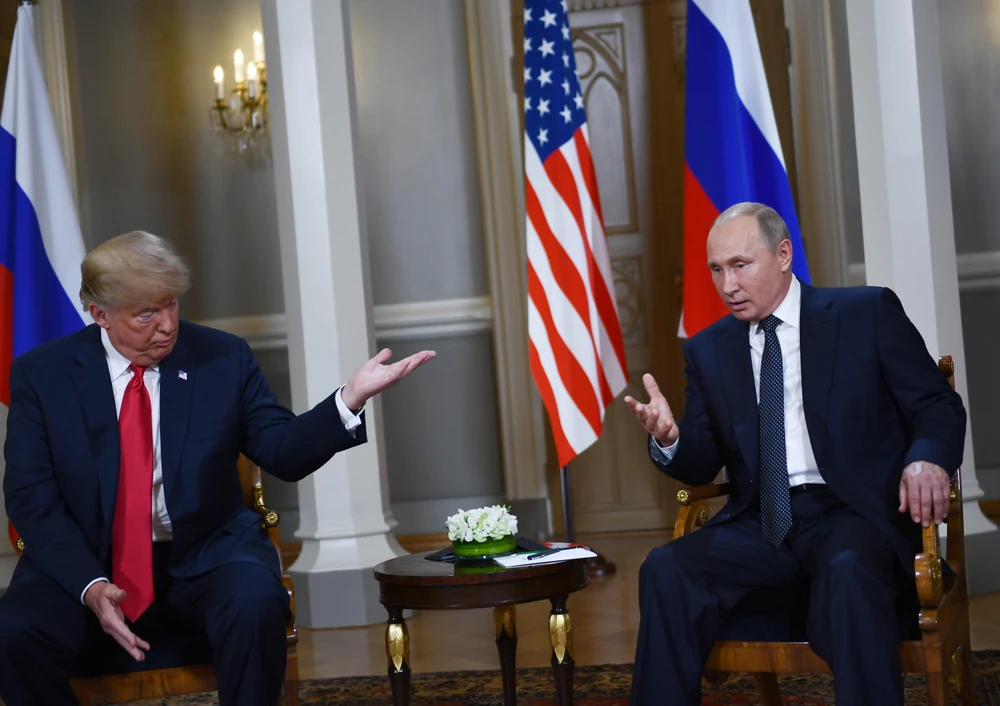 Tổng thống Nga Vladimir Putin (phải) và Tổng thống Mỹ Donald Trump trong cuộc gặp thượng đỉnh ở Helsinki (Phần Lan) ngày 16/7. (Ảnh: AFP/ TTXVN)