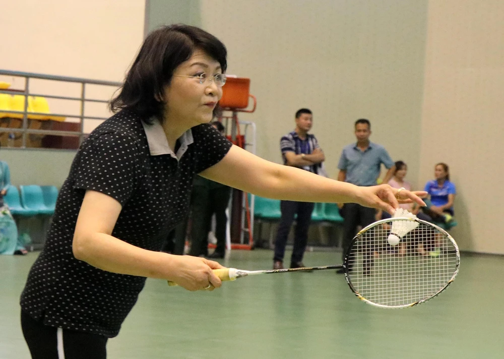 Phó Chủ tịch nước Đặng Thị Ngọc Thịnh tham gia thi đấu giao hữu môn cầu lông. (Ảnh: Diệp Trương-TTXVN)