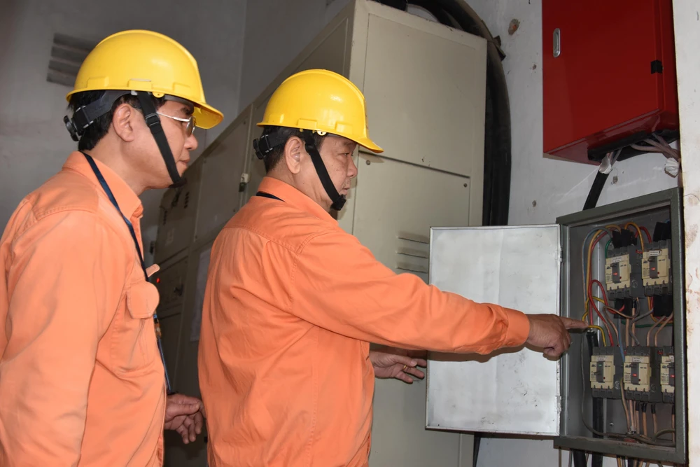 Công ty Điện lực quận Ba Đình, kiểm tra đảm bảo an toàn điện. (Ảnh Mạnh Khánh/TTXVN)
