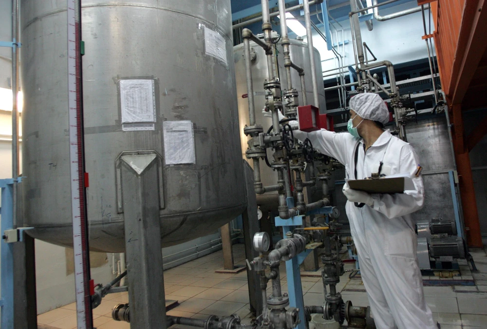 Kỹ thuật viên làm việc trong cơ sở làm giàu urani Isfahan, cách thủ đô Tehran của Iran 420km về phía nam. (Ảnh: AFP/TTXVN)