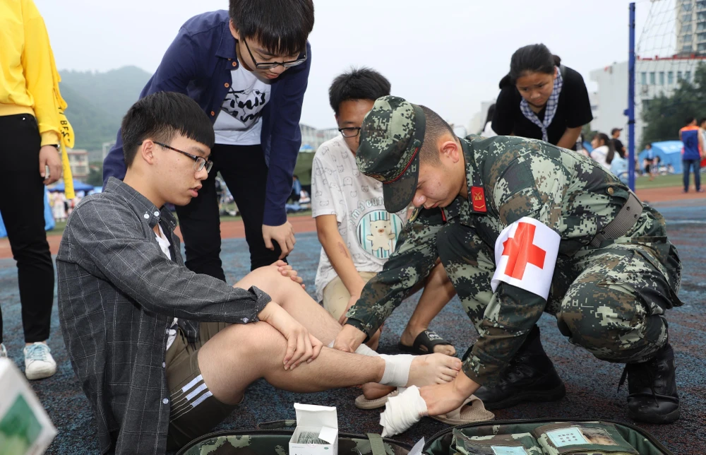 Binh sỹ Trung Quốc giúp đỡ người bị thương sau trận động đất ở Nghi Tân, tỉnh Tứ Xuyên, Trung Quốc ngày 18/6. (Ảnh: THX/TTXVN)