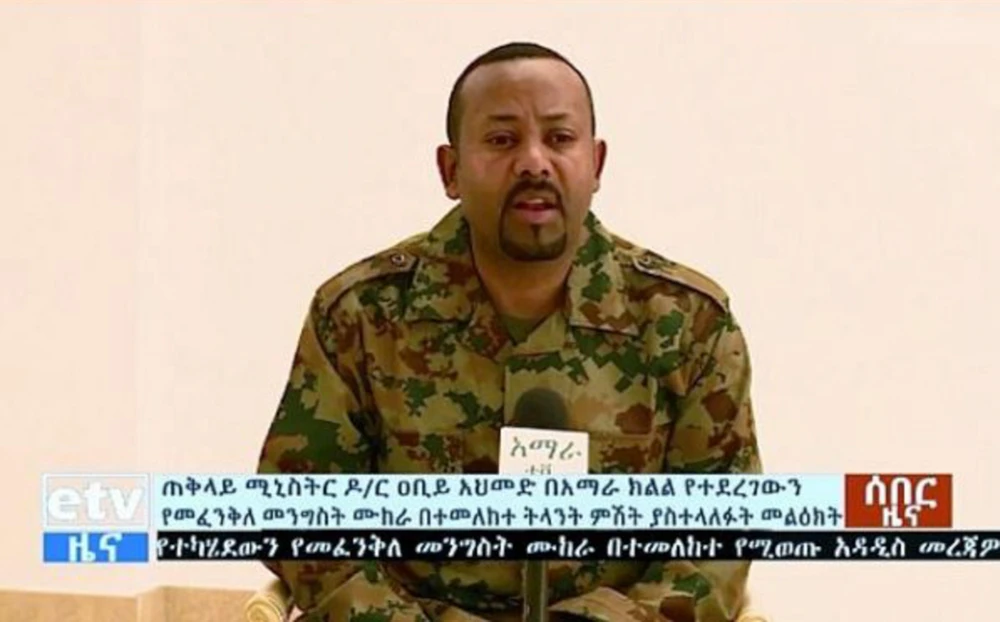 Thủ tướng Ethiopia Abiy Ahmed phát biểu trên truyền hình sau vụ âm mưu đảo chính ở vùng Amhara. (Ảnh: AFP/TTXVN)