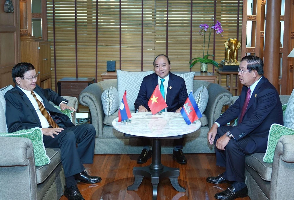 Thủ tướng Nguyễn Xuân Phúc gặp Thủ tướng Lào Thongloun Sisoulith, Thủ tướng Campuchia Samdech Techo Hun Sen. (Ảnh: Thống Nhất/TTXVN)
