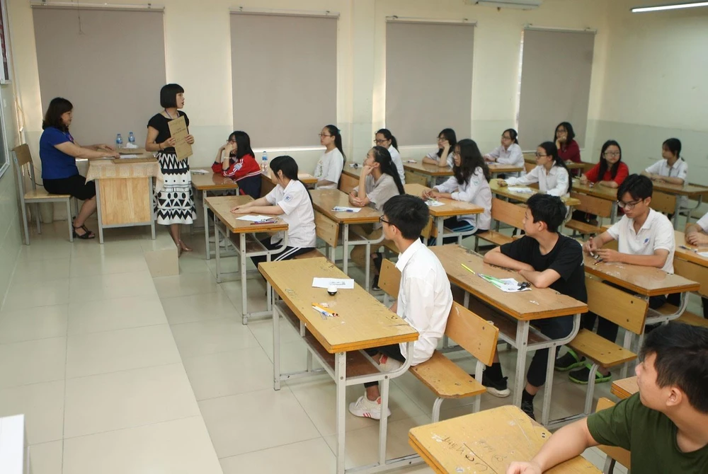 Các thí sinh thi tại điểm thi trường THCS Dịch Vọng. (Ảnh: Thanh Tùng/TTXVN) 