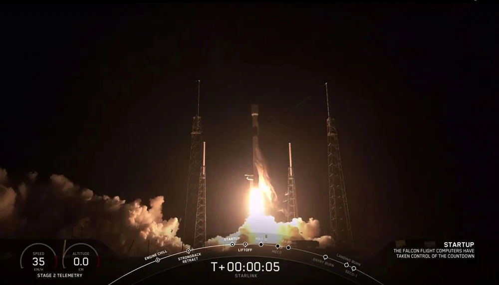 Tên lửa Falcon 9 mang theo 60 vệ tinh trong dự án Starlink của SpaceX rời bệ phóng ở bang Florida, Mỹ ngày 23/5/2019. Ảnh minh họa. (Nguồn: AFP/TTXVN)