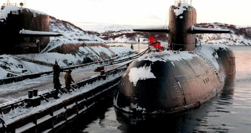Tàu ngầm hạt nhân của Nga ở căn cứ hải quân thành phố Severomorsk, nơi tàu lặn nghiên cứu biển sâu của quân đội Nga neo đậu sau vụ hỏa hoạn. (Ảnh: AP/TTXVN)