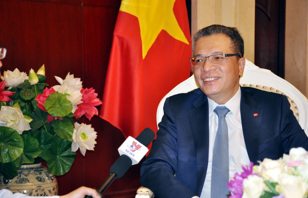 Đại sứ Việt Nam tại Trung Quốc Đặng Minh Khôi trả lời phỏng vấn phóng viên TTXVN. (Ảnh: Lương Tuấn/TTXVN)