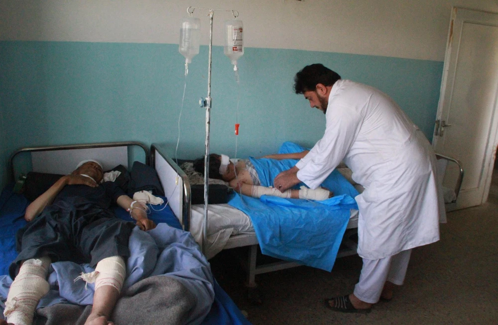 Điều trị cho nạn nhân bị thương sau vụ tấn công ở Ghazni, Afghanistan ngày 6/7/2019. (Ảnh: THX/TTXVN)