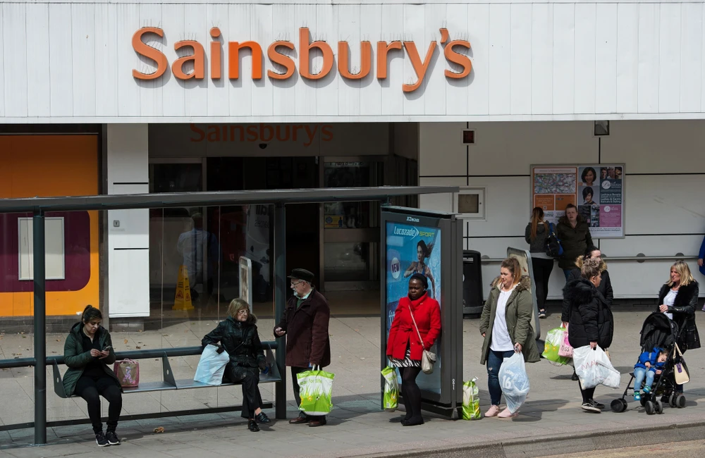 Người dân mua sắm tại siêu thị Sainsbury ở Stockport, Anh. (Ảnh: AFP/TTXVN)