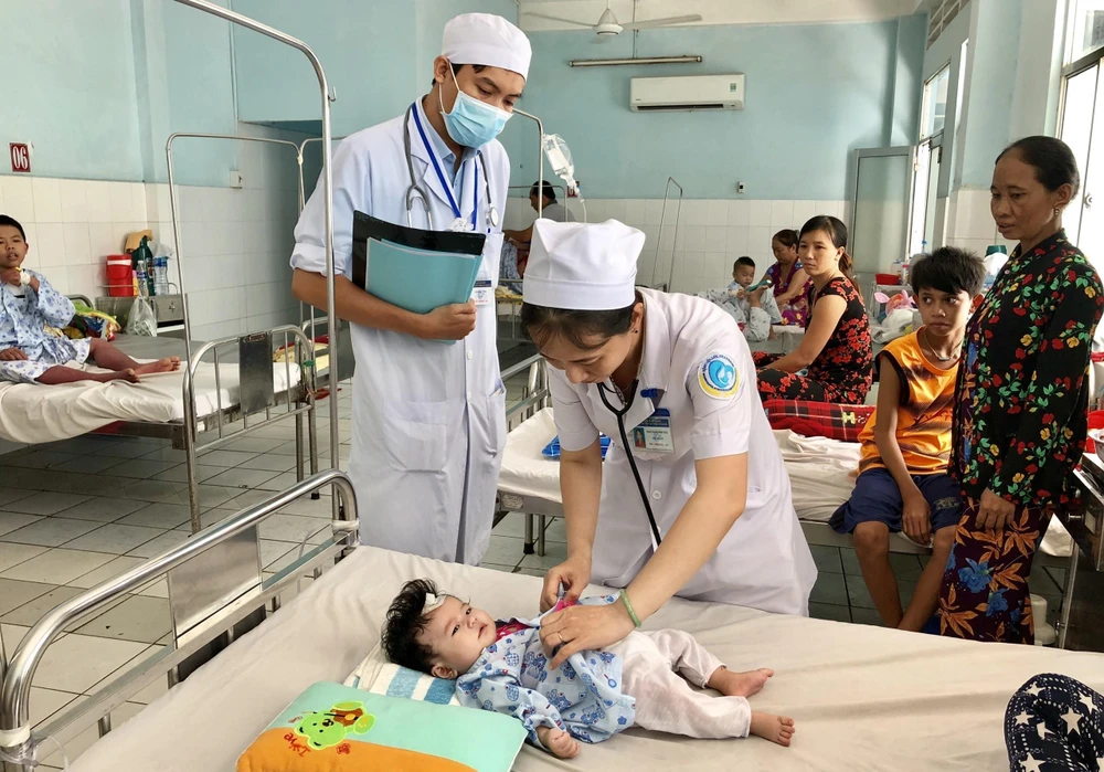 Bệnh nhi nhập viện điều trị bệnh sốt xuất huyết tại Bệnh viện Sản Nhi tỉnh An Giang. (Ảnh: Thanh Sang/TTXVN)