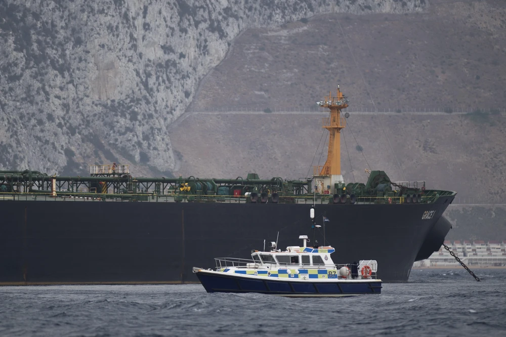 Tàu của cảnh sát Anh (phía trước) tuần tra gần tàu chở dầu Grace I của Iran ở ngoài khơi vùng lãnh thổ Gibraltar ngày 6/7/2019. (Ảnh: AFP/TTXVN)