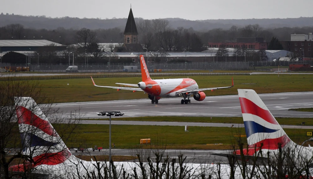Máy bay cất cánh từ sân bay Gatwick ở phía nam thủ đô London, Anh. (Ảnh: AFP/TTXVN)