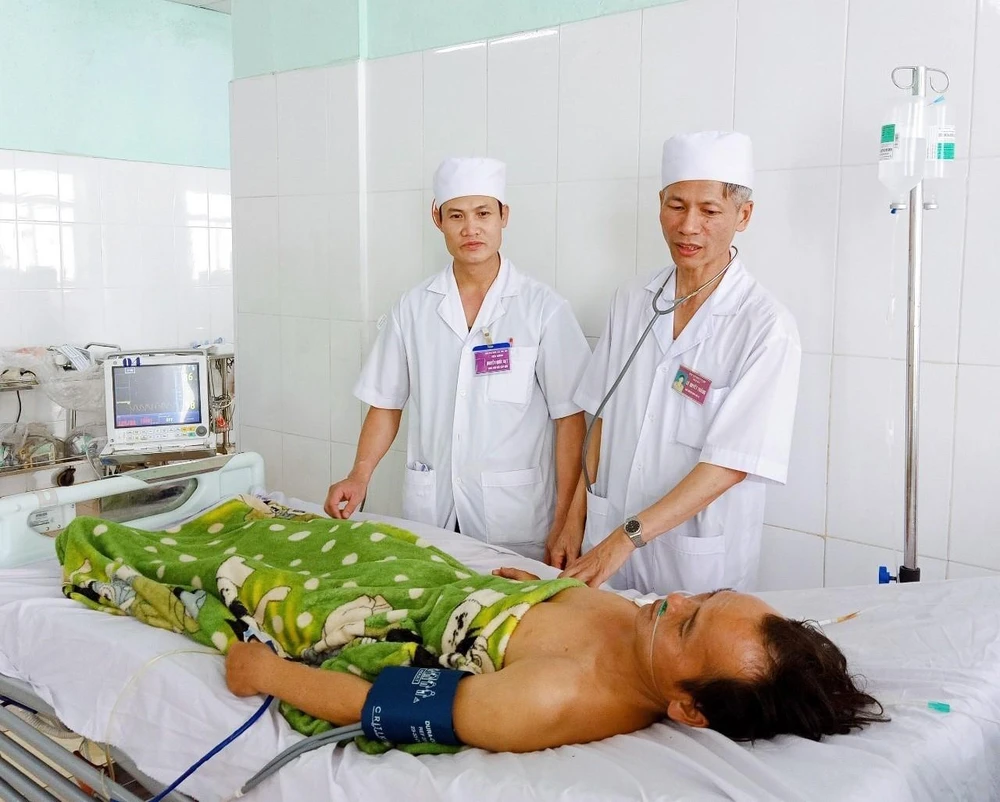 Bác sỹ Bệnh viện Quân y 211, Quân đoàn 3 chăm sóc cho bệnh nhân A Viêng. (Ảnh: Dư Toán/TTXVN)