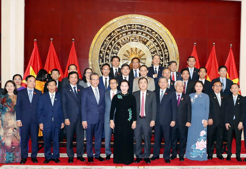 Chủ tịch Quốc hội Nguyễn Thị Kim Ngân với cán bộ, nhân viên và bà con Kiều bào tại Trung Quốc. (Ảnh: Trọng Đức/TTXVN)