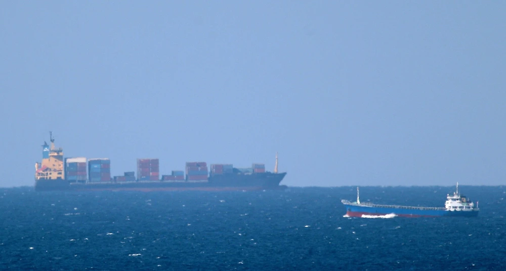 Một tàu chở dầu hướng vào eo biển Hormuz ở ngoài khơi Khasab ở Oman. (Ảnh: AFP/TTXVN)
