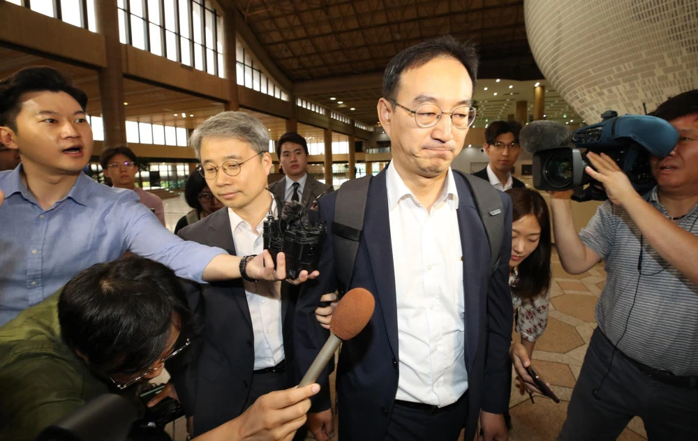 Đại diện Bộ Thương mại Hàn Quốc tại sân bay quốc tế Gimpo ở Seoul tới Nhật Bản để đàm phán về bất đồng thương mại. (Ảnh: YONHAP/TTXVN)