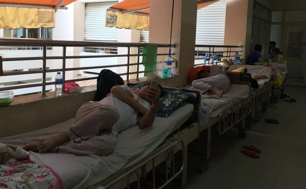 Nhiều bệnh nhân mắc sốt xuất huyết phải nằm hành lang tại Bệnh viện Bệnh Nhiệt đới Thành phố Hồ Chí Minh do thiếu phòng điều trị nội trú. (Ảnh: Đinh Hằng/TTXVN)