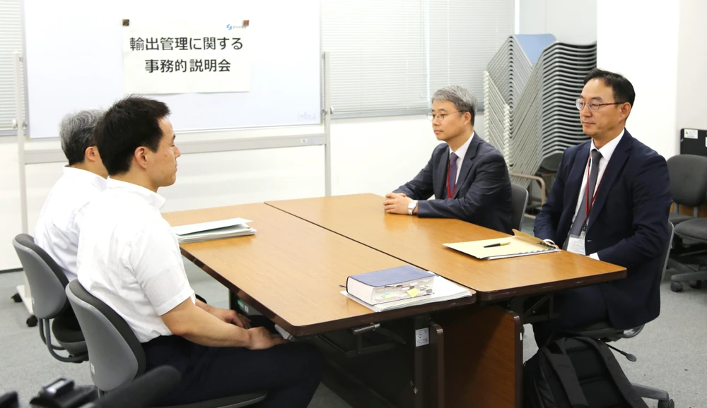 Quan chức cấp cao Bộ Thương mại Hàn Quốc (phải) trong cuộc đàm phán cấp chuyên viên với những người đồng nhiệm Nhật Bản về việc Tokyo siết chặt quy chế xuất khẩu nguyên liệu công nghệ cao. (Ảnh: YONHAP/TTXVN)