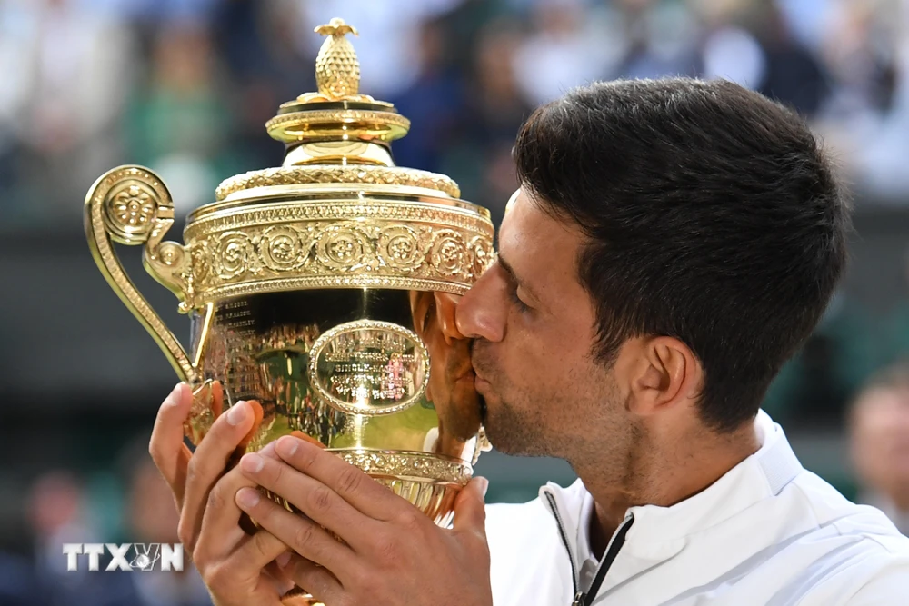 Novak Djokovic đăng quang ngôi vô địch Wimbledon 2019 tại London, Anh ngày 14/7/2019. (Ảnh: AFP/TTXVN)