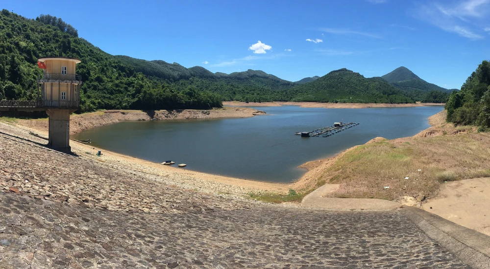 Nắng nóng gay gắt gây hạn hán nghiêm trọng tại các tỉnh Trung Bộ, nhiều hồ chứa thủy lợi đang ở mực nước chết. (Ảnh: TTXVN)