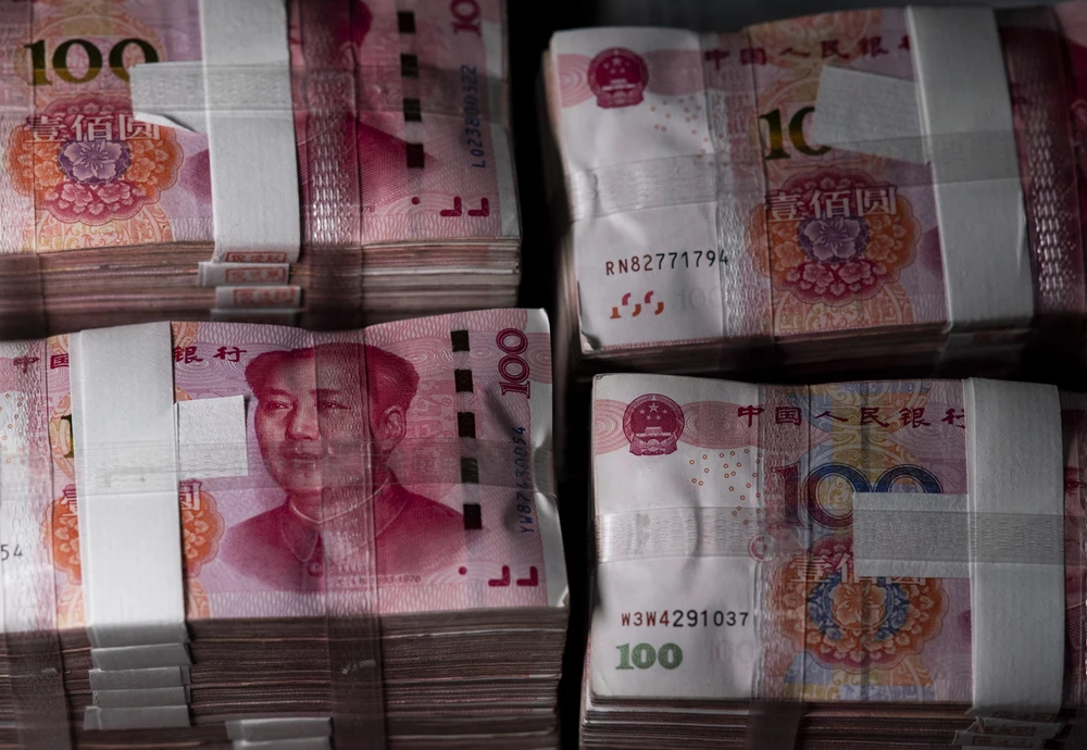 Đồng tiền mệnh giá 100 nhân dân tệ của Trung Quốc tại thành phố Thượng Hải. (Ảnh: AFP/TTXVN)