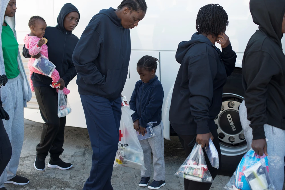 Người di cư được đưa tới cảng Malaga sau khi được Lực lượng cứu nạn hàng hải Tây Ban Nha giải cứu ngày 9/1/2019. (Ảnh: AFP/TTXVN)