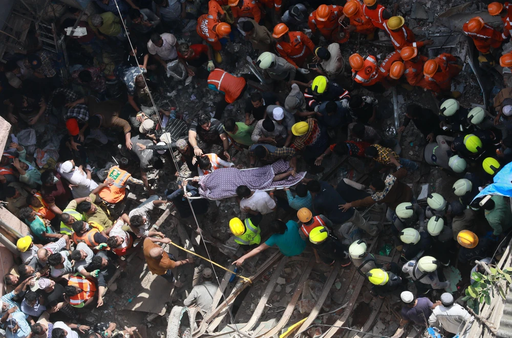 Nhân viên cứu hộ chuyển thi thể nạn nhân trong tòa nhà bị sập ở Mumbai, Ấn Độ ngày 16/7/2019. (Ảnh: THX/TTXVN)
