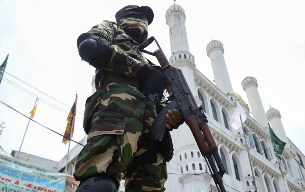 Lực lượng an ninh Sri Lanka gác tại thủ đô Colombo ngày 17/5/2019. (Ảnh: AFP/TTXVN)