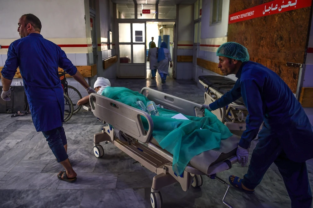 Chuyển nạn nhân bị thương sau loạt vụ đánh bom ở thủ đô Kabul, Afghanistan ngày 25/7/2019. (Ảnh: AFP/TTXVN)