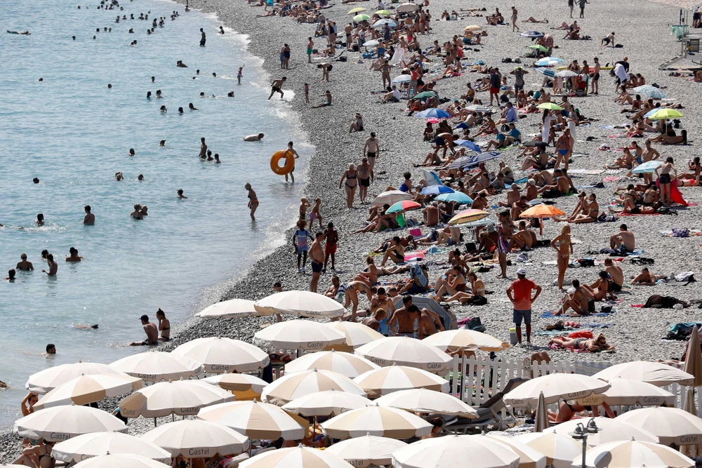 Người dân Pháp đổ xô tới các bãi biển ở Nice giải nhiệt trong thời tiết nắng nóng ngày 28/6. (Ảnh: THX/TTXVN)