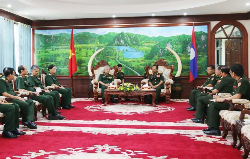 Bộ trưởng Bộ Quốc phòng Lào, Đại tướng Chansamone Chanyalath tiếp Đoàn đại biểu cấp cao Bộ Quốc phòng Việt Nam. (Ảnh: Xuân Tú/TTXVN)