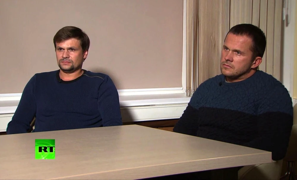 Hai công dân Nga Alexander Petrov (phải) và Ruslan Bosirov trả lời phỏng vấn kênh truyền hình RT của Nga, liên quan đến vụ sát hại cựu điệp viên hai mang Sergey Skripal và con gái. (Ảnh: AFP/TTXVN)