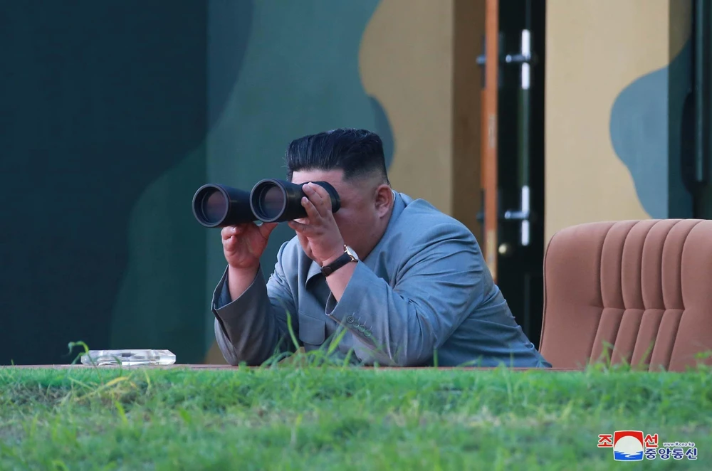 Trong ảnh: Nhà lãnh đạo Triều Tiên Kim Jong-un chỉ đạo vụ phóng "vũ khí dẫn đường chiến thuật mới" gần thị trấn ven biển phía Đông Wonsan ngày 25/7/2019. (Ảnh: Yonhap/TTXVN)