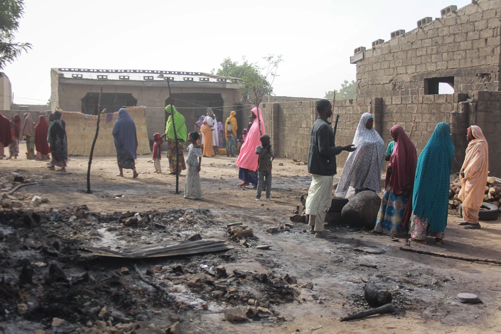 Hiện trường một vụ tấn công tại làng Sajeri, ngoại ô Maiduguri, bang Borno, Nigeria, ngày 8/1/2019. (Ảnh: AFP/TTXVN)