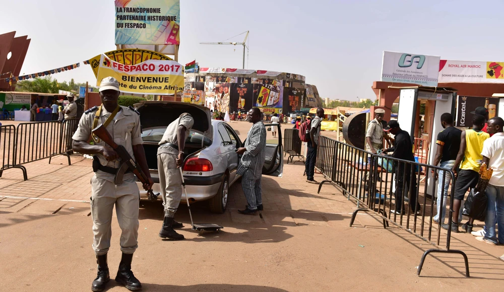 Cảnh sát kiểm tra an ninh tại Ouagadougou, Burkina Faso. (Ảnh: AFP/TTXVN)