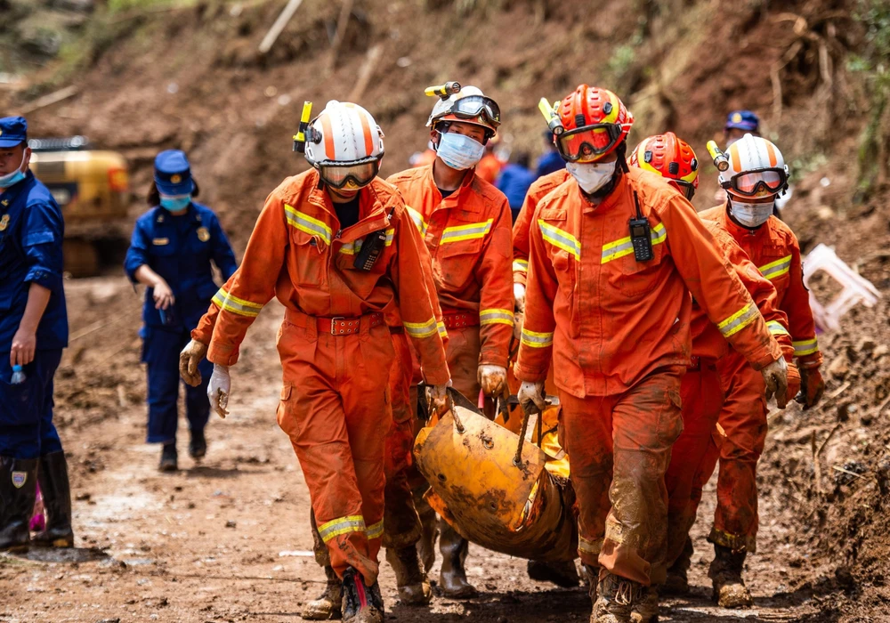 Lực lượng cứu hộ chuyển thi thể nạn nhân tại hiện trường vụ lở đất ở Lục Bàn Thủy, tỉnh Quý Châu, Trung Quốc, ngày 26/7/2019. (Ảnh: THX/TTXVN)