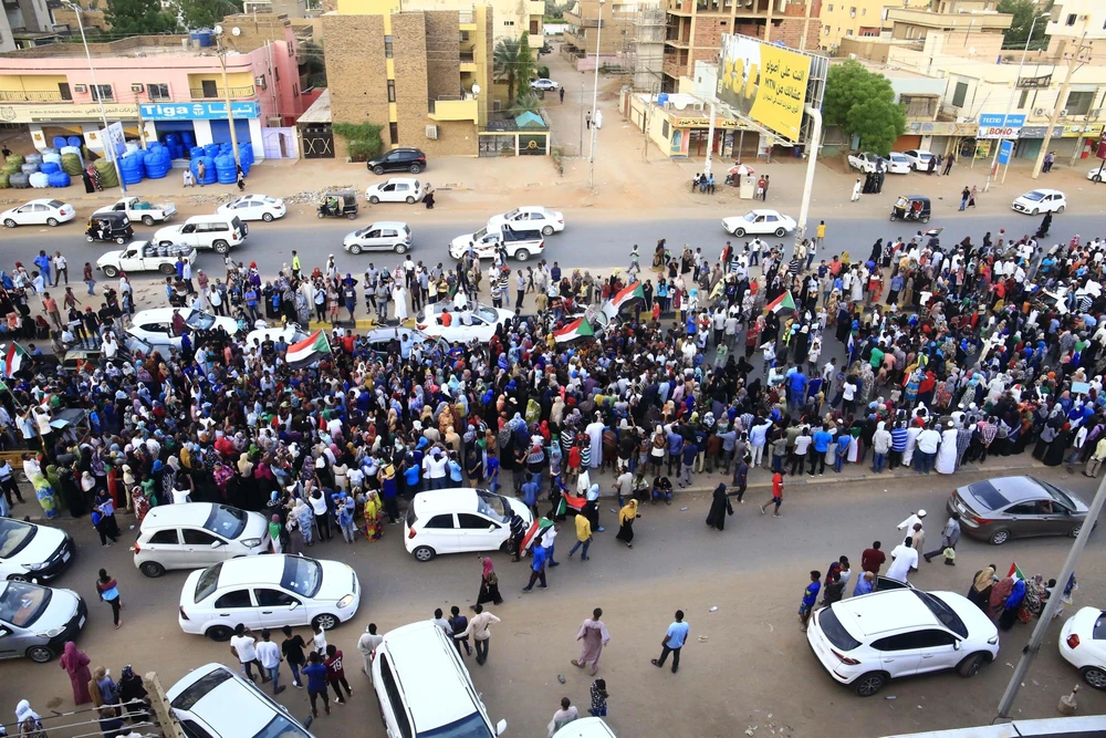 Người biểu tình tập trung tại Khartoum, Sudan, ngày 13/7/2019. (Ảnh: THX/TTXVN)