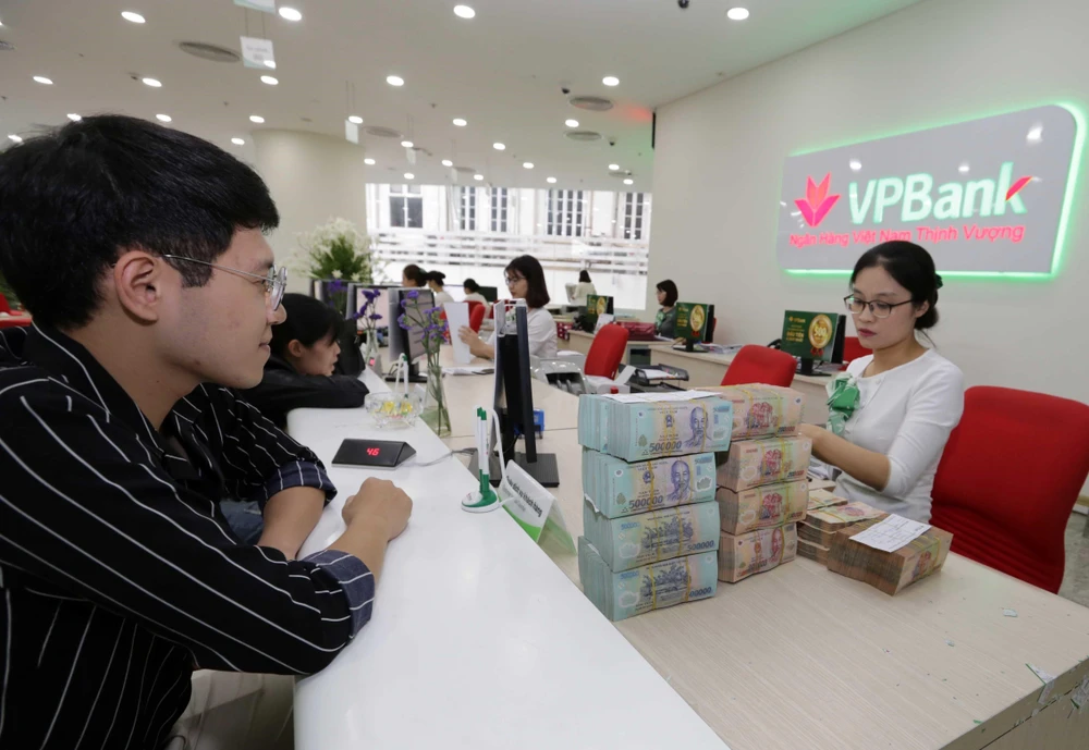 Khách hàng giao dịch tại Hội sở VPBank ở Hà Nội. (Ảnh: Trần Việt/TTXVN)