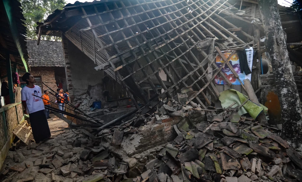 Cảnh đổ vỡ sau trận động đất làm rung chuyển khu vực Pandeglang, tỉnh Banten, Indonesia ngày 3/8/2019. (Ảnh: AFP/TTXVN)