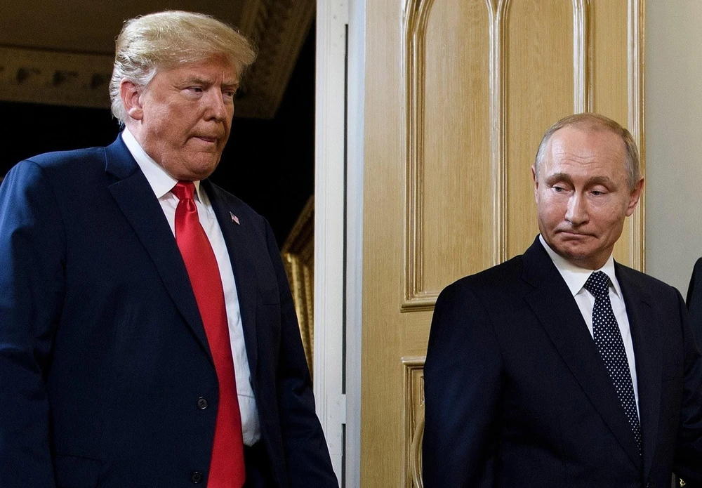 Tổng thống Mỹ Donald Trump (trái) và Tổng thống Nga Vladimir Putin. (Ảnh: AFP/TTXVN)