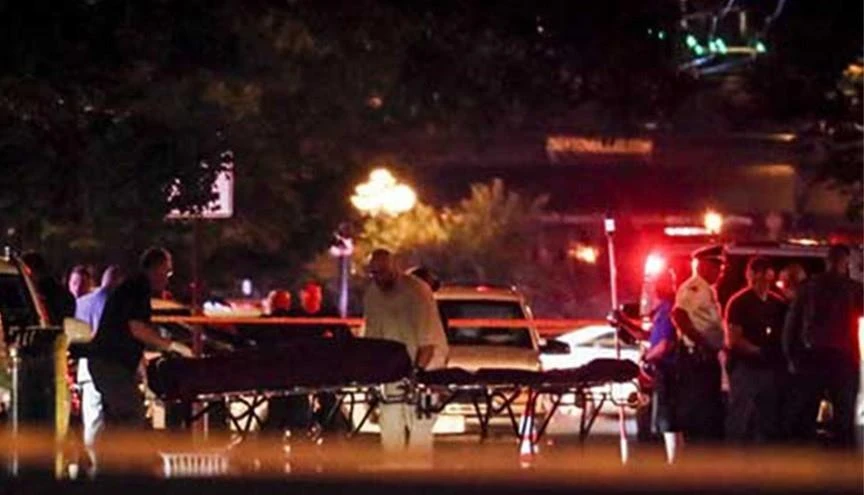 Chuyển thi thể nạn nhân tại hiện trường vụ xả súng ở Dayton, bang Ohio, Mỹ ngày 4/8/2019. (Ảnh: AP/TTXVN)