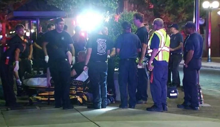 Nhân viên cứu hộ chuyển người bị thương trong vụ xả súng ở Dayton, Ohio, Mỹ, ngày 4/8. (Ảnh: CNN/TTXVN)