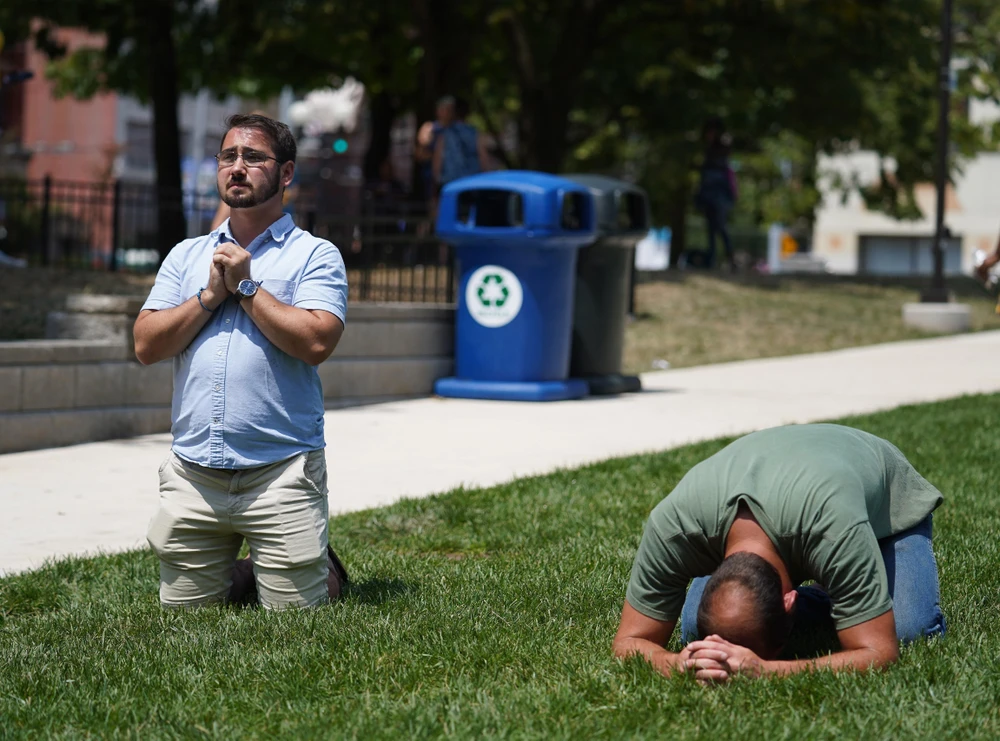 Người dân cầu nguyện cho các nạn nhân vụ xả súng tại Dayton, bang Ohio, Mỹ ngày 4/8/2019. (Ảnh: THX/TTXVN)