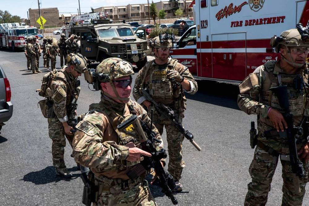 Lực lượng an ninh được triển khai tại hiện trường vụ xả súng ở thành phố El Paso thuộc bang Texas, Mỹ ngày 3/8/2019. (Ảnh: AFP/TTXVN)