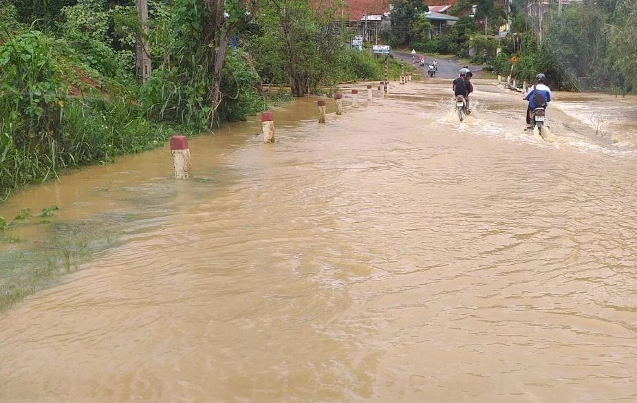 Mưa lớn kéo dài gây ngập nặng tại các huyện phía Nam của tỉnh Lâm Đồng. (Ảnh: Nguyễn Dũng/TTXVN)