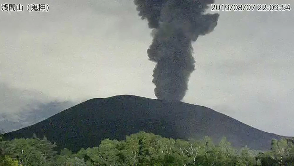 Núi lửa Asama tại miền Trung Nhật Bản phun trào ngày 7/8/2019. (Ảnh: AFP/TTXVN)